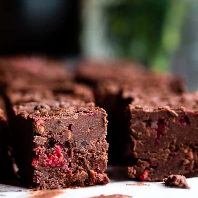 Chocolate Raspberry Paleo Coconut Oil Fudge - A healthy, quick and easy freezer fudge recipe with no thermometer needed! Gluten free, dairy free, vegan friendly and only 5 ingredients too! | #Foodfaithfitness | #Paleo #Vegan #Glutenfree #Dairyfree #healthy