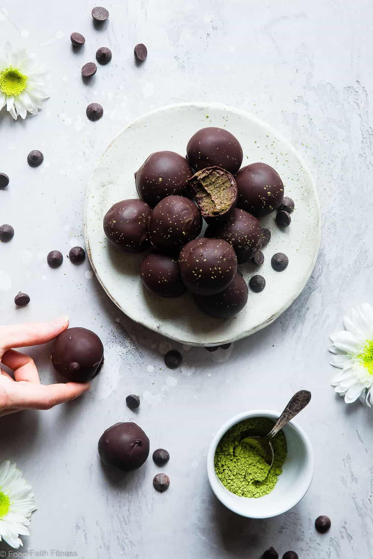 5 Ingredient No Bake Matcha Energy Protein Balls - Quick, easy and gluten/grain/dairy free and paleo and vegan friendly ! A healthy, protein packed snack that is great for kids and adults! | #Foodfaithfitness | #Vegan #Paleo #Glutenfree #Healthy #Energyballs