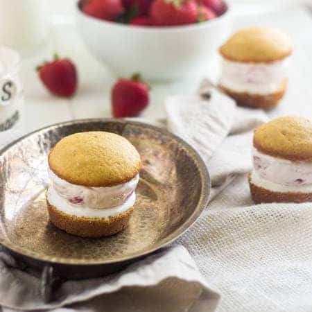 Frozen Cheesecake Strawberry Shortcake Sandwiches - SO good and perfect for Summer!| Food Faith Fitness| #icecreamsandwich #cheesecake #recipe