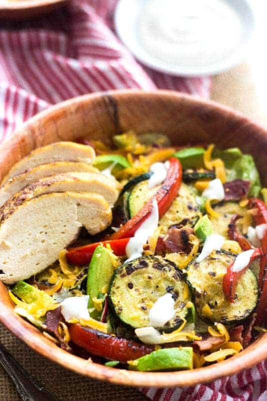 Healthy Ranch Taco Salad - I am seriously obsessed with this. Healthy, Cheese AND Bacon! | Food Faith Fitness | #salad #taco #recipe