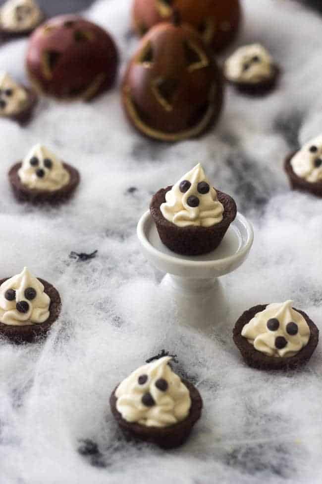 Spooky Chocolate Cookie Cups - SO easy, adorable and great for a #Halloween treat for kids! | Foodfaithfitness.com | #recipe #cookie #chocolate