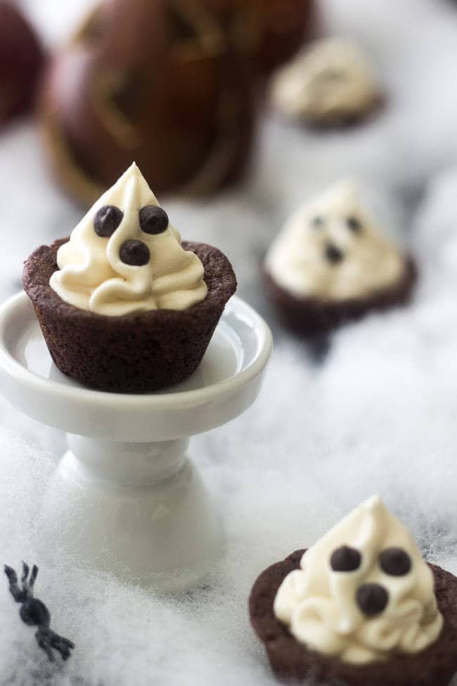 Spooky Chocolate Cookie Cups - SO easy, adorable and great for a #Halloween treat for kids! | Foodfaithfitness.com | #recipe #cookie #chocolate