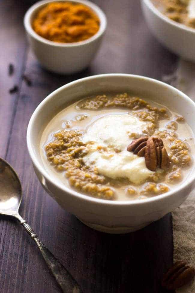 Græskarmorgenmad Quinoa med Ahornpisket Ricotta - Så cremet, lækker og sund, dette er din nye favorit #morgenmad EVER.  |  Foodfaithfitness.com |  #quinoa #græskar #opskrift