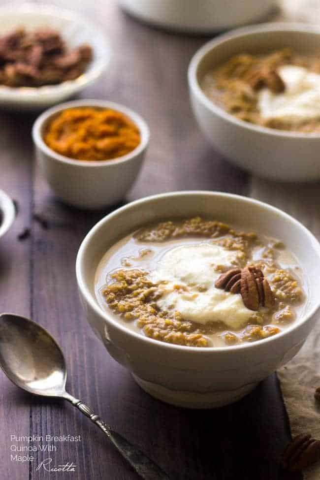 Moliūgų pusryčių kvinoja su klevu plakta rikota – toks kreminis, skanus ir sveikas, tai jūsų naujieji mėgstamiausi #pusryčiai EVER.  |  Foodfaithfitness.com |  #quinoa #moliūgas #receptas