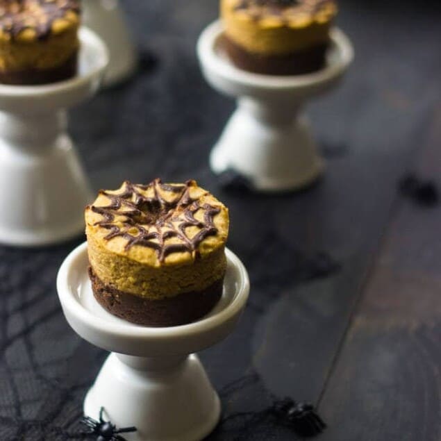 Mini Pumpkin Brownie Cheesecakes - #glutenfree and only 130 calories! You NEED to make these for #Halloween |Foodfaithfitness.com | #recipe #cheesecake