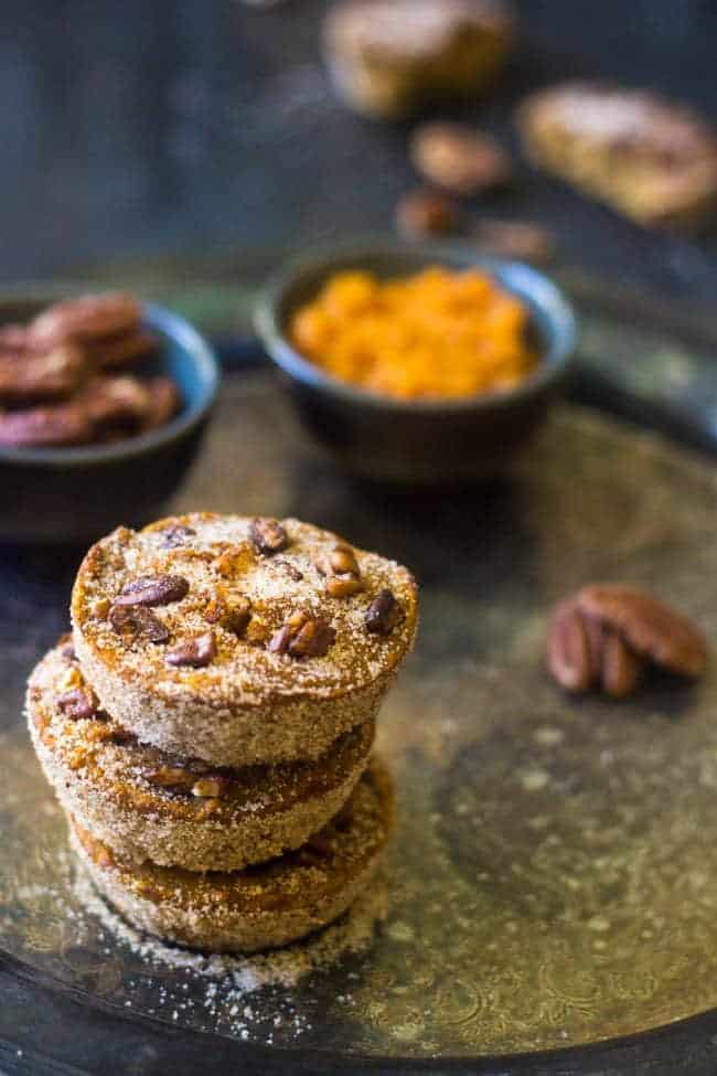 Cinnamon "Sugar" Pumpkin Egg Muffins - Healthy muffins that taste like pumpkin pie without all the calories, fat or carbs! SO quick and easy too! | Foodfaithfitness.com | #recipe #glutenfree