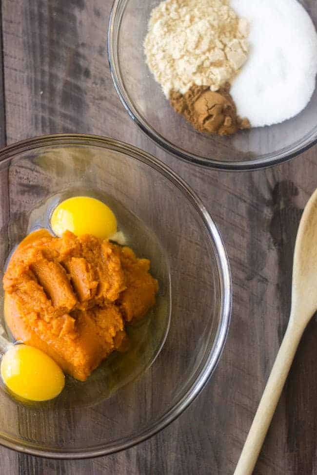 Cinnamon "Sugar" Pumpkin Egg Muffins - Healthy muffins that taste like pumpkin pie without all the calories, fat or carbs! SO quick and easy too! | Foodfaithfitness.com | #recipe #glutenfree