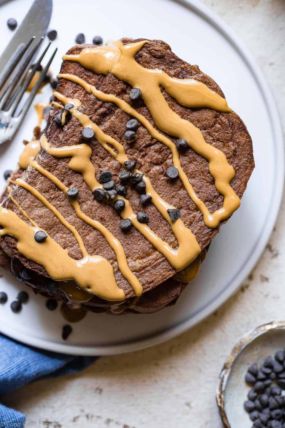 Chocolate Peanut Butter Protein French Toast - This healthy French toast is loaded with chocolate peanut butter goodness and 32g of protein! SO easy to make and has a gluten free and paleo friendly option! Your new favorite breakfast to keep you FULL! | #Foodfaithfitness | #Glutenfree #Healthy #Paleo #Breakfast #FrenchToast