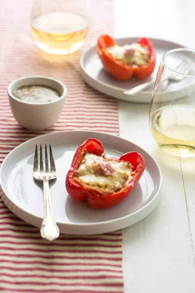 Cordon Bleu Stuffed Peppers - These healthy stuffed peppers taste just like chicken cordon bleu, bit without the carbs and calories! Healthy comfort food at it's finest! | Foodfaithfitness.com | #recipe