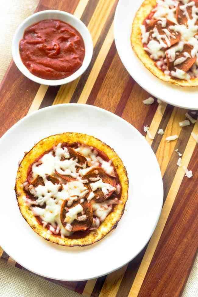 Skinny Low Carb Pizza- You know that you want to know what keeps these low calorie, protein packed and gluten free, but with the same pizza taste! | Foodfaithfitness.com | #recipe