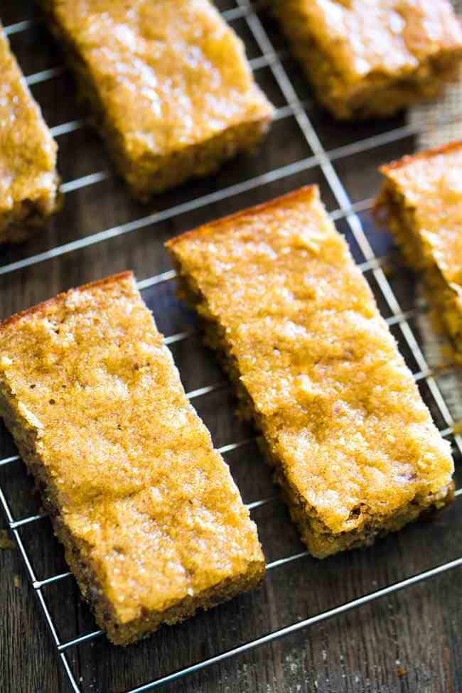Healthy Cornbread Protein Bars with Apples and Dates - All the taste of cornbread in a delicious, protein-packed, gluten free and naturally sweetened on-the-go snack! | Foodfaithfitness.com | #recipe