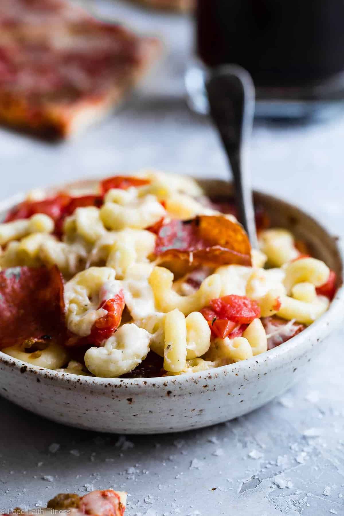 Gluten Free Greek Yogurt Pizza Mac and Cheese - this homemade mac and cheese recipe tastes like pizza but is healthy, gluten free and protein packed thanks to Greek yogurt! A quick and easy dinner for both kids and adults! | #Foodfaithfitness | #Glutenfree #Greekyogurt #Healthy #Pizza #Kidfriendly