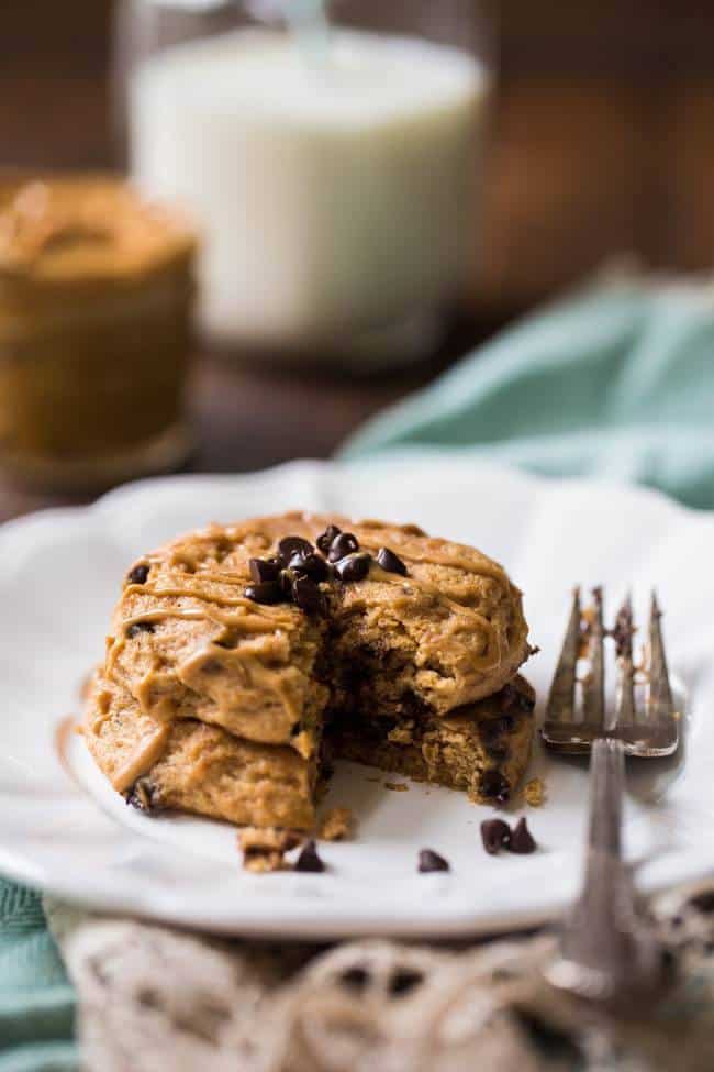 Microwave Chocolate Peanut Butter Protein Pancakes - Made in the microwave so you can have them on busy mornings! 210 calories, 25 g of protein and so healthy and tasty! | Foodfaithfitness.com | @FoodFaithFit