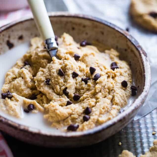 Vegan Chickpea Cookie Dough Breakfast Bowls - Wake up to cookie dough for breakfast! Make-ahead friendly, gluten/grain/dairy free and packed with protein! Eating a healthy breakfast never tasted so good! | #Foodfaithfitness | #Vegan #Glutenfree #Cookiedough #Dairyfree #Healthy