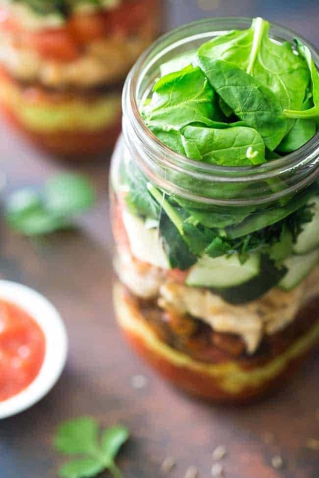 Healthy Taco Salad In a Jar - Low carb, gluten free and Paleo friendly! It's served in a mason jar for a portable, easy lunch, that wont get soggy! | #Foodfaithfitness | #Glutenfree #Paleo #Lowcarb #Whole30 #mealprep