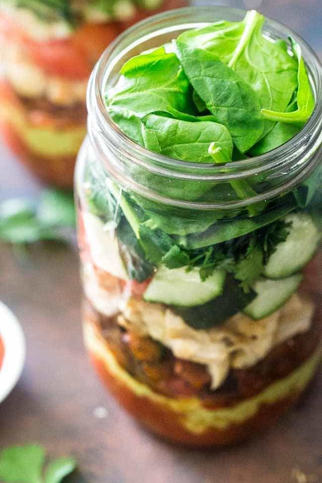 Healthy Taco Salad Recipe - Low carb, gluten free and Paleo friendly! It's served in a mason jar for a portable, easy lunch, that wont get soggy! | Foodfaithfitness.com | @FoodFaithFit