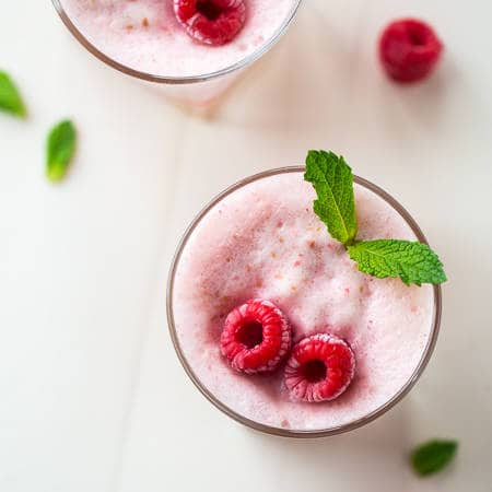 Frosted Peach Raspberry Lemonade - This frosted raspberry lemonade uses a secret ingredient to keep to high protein, sugar free and low calorie! A refreshing, healthy, drink for Summer! | Foodfaithfitness.com | @FoodFaithFit