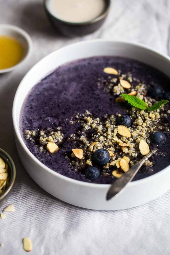 Blueberry Almond Breakfast Quinoa Smoothie Bowl – Quinoa made with vanilla almond milk and mixed with a blueberry smoothie for a quick and easy breakfast that is healthy, dairy/gluten free and loaded with superfoods! | Foodfaithfitness.com | @FoodFaithFit