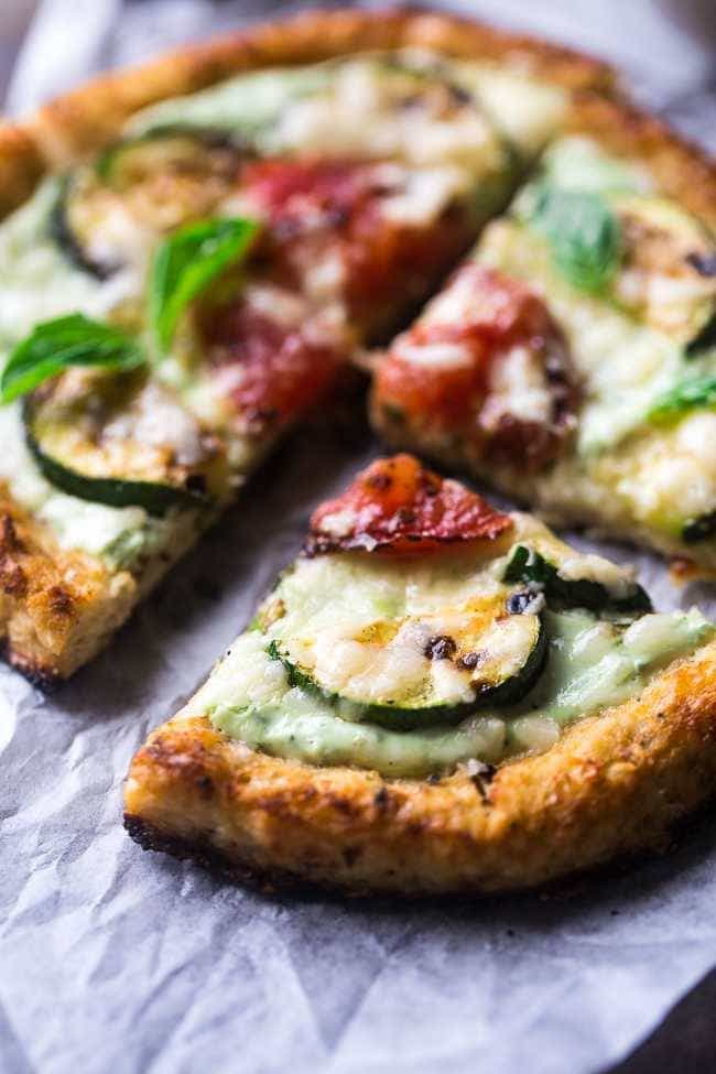 Grilled Veggie Cauliflower Pizza with Greek Yogurt Pesto - Low carb, high protein, meatless and under 350 calories! Learn the secret to cauliflower crust that doesn’t get soggy! | FoodFaithFitness.com | @FoodFaithFit