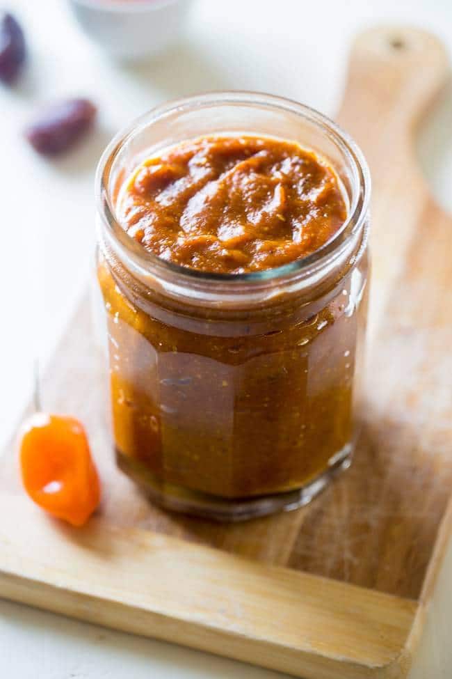 Mango Curry Easy Homemade Paleo BBQ Sauce - This homemade BBQ sauce is naturally sweetened with dates and mangoes, and has a spicy curry kick! It's quick, easy, Paleo/Vegan-friendly and so healthy! Perfect for summer! | #Foodfaithfitness | #Paleo #Vegan #Healthy #Glutenfree #Sugarfree