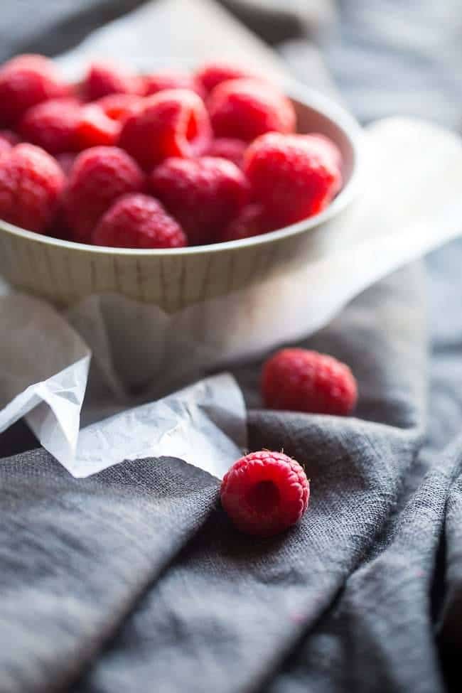 Vegan Raspberry Banana Breakfast Bar Recipe – Super easy and naturally sweetened with raspberries and banana for a healthy, vegan-friendly breakfast for busy, on-the-go mornings! | Foodfaithfitness.com | @FoodFaithFit