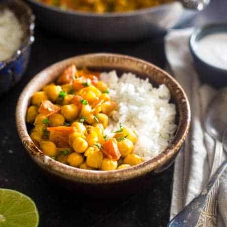 Curry vegano de garbanzos: ¡una cena sin gluten de 20 minutos que se vuelve extremadamente cremosa con leche de coco!  ¡Es ideal para una comida caliente de lunes sin carne!  |  Foodfaithfitness.com |  @ComidaFaithFit