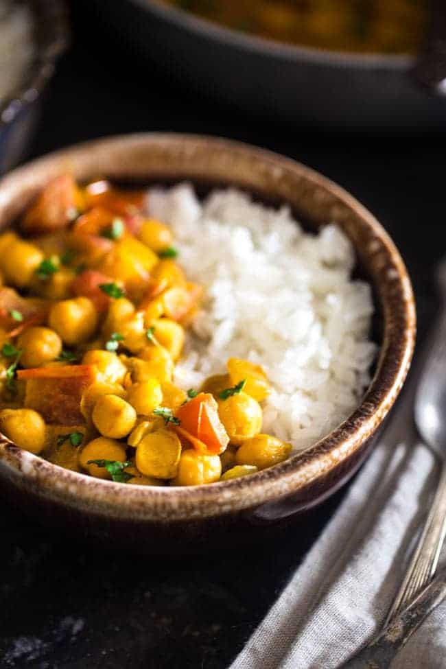 Curry vegano de garbanzos: ¡una cena sin gluten de 20 minutos que se vuelve extremadamente cremosa con leche de coco!  ¡Es ideal para una comida caliente de lunes sin carne!  |  Foodfaithfitness.com |  @ComidaFaithFit