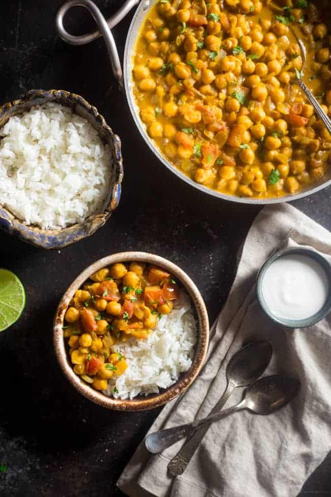 Vegan Nohut Körisi - Hindistan cevizi sütü ile daha da kremalı hale getirilmiş 20 dakikalık glütensiz bir hafta içi akşam yemeği!  Rahat, etsiz bir Pazartesi yemeği için mükemmel!  |  Foodfaithfitness.com |  @YiyecekİnançFit