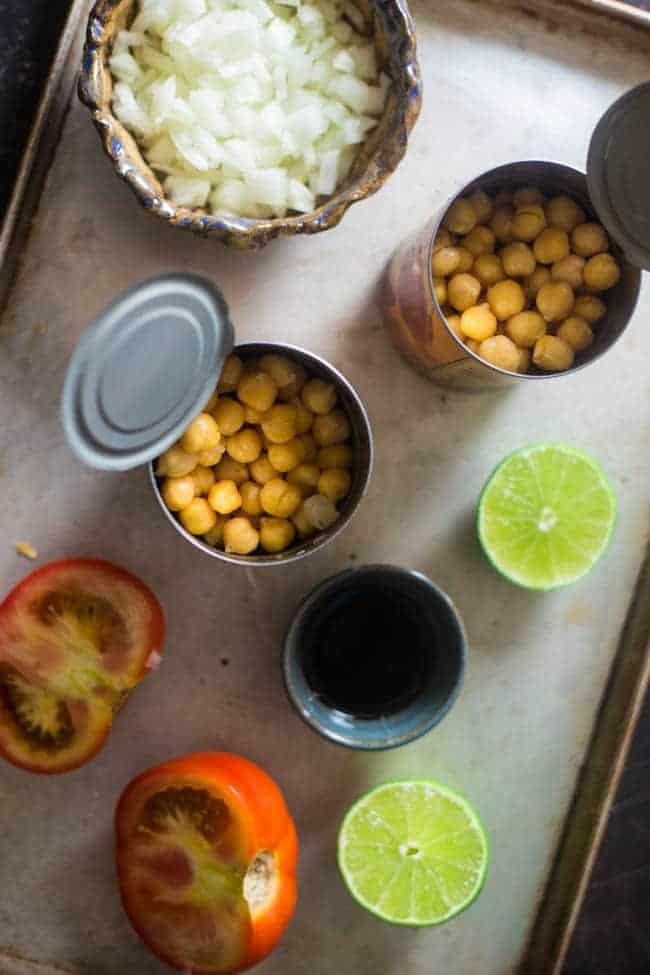 Veganistische kikkererwtencurry - Een glutenvrij doordeweeks diner van 20 minuten dat nog romiger is gemaakt met kokosmelk!  Het is perfect voor een gezellige, vleesloze maandagmaaltijd!  |  Foodfaithfitness.com |  @FoodFaithFit
