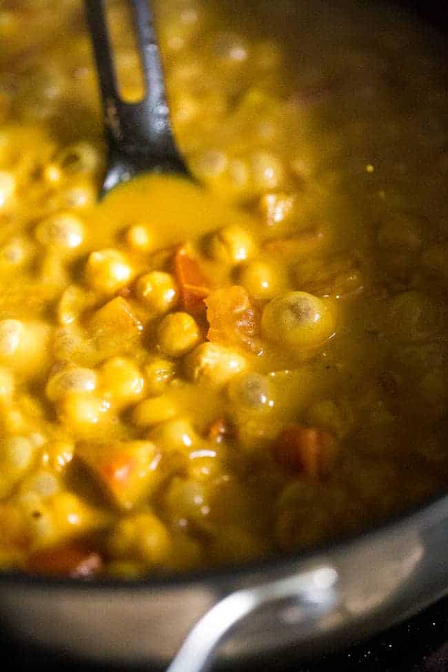 Curry vegano de garbanzos: ¡una cena de 20 minutos sin gluten entre semana que se hace aún más cremosa con leche de coco!  ¡Es perfecto para una comida de lunes acogedora y sin carne!  |  Foodfaithfitness.com |  @ComidaFaithFit