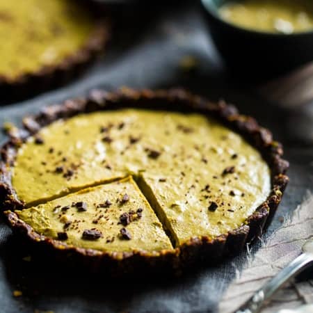 6 Ingredient Paleo and Vegan Raw Chocolate Pistachoo Tarts - This vegan tart is made with only 6 ingredients! It's a healthy, gluten free and paleo dessert that is easy to make! Perfect for Christmas! | Foodfaithfitness.com | @FoodFaithFit