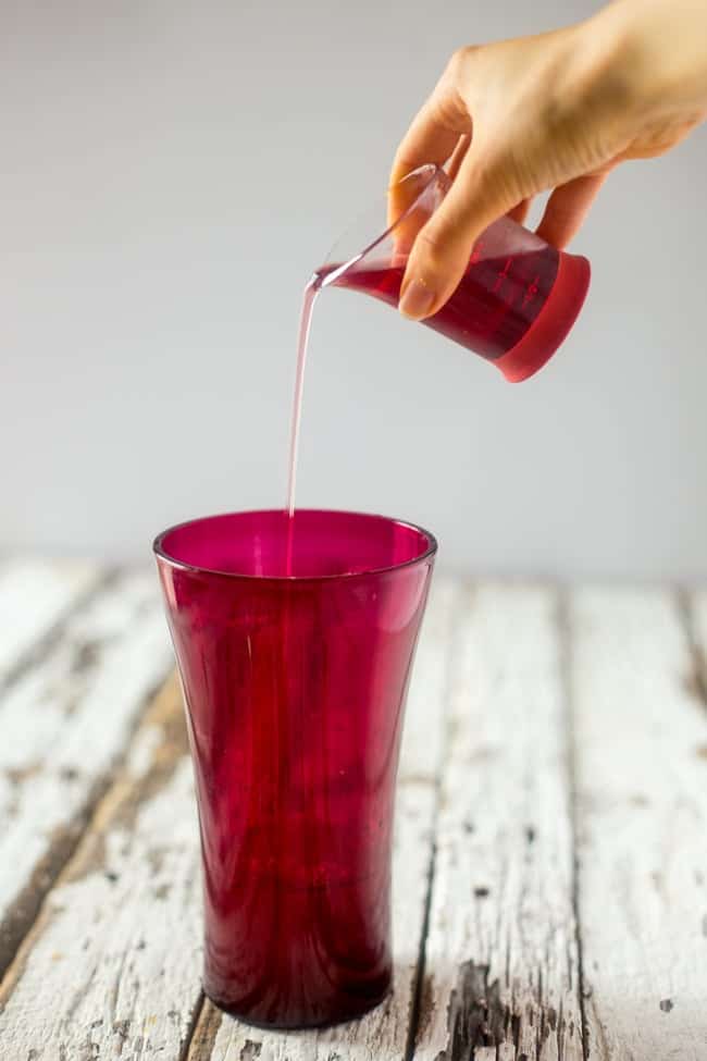 Champagne Orange Cranberry Cocktail - This cranberry cocktail has a touch of fresh orange juice and a splash of champagne to make it bubbly! It's so easy to make and perfect for holiday entertaining! | Foodfaithfitness.com | @FoodFaithFit