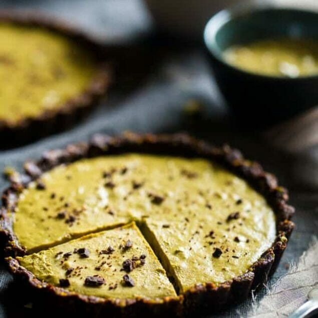 6 Ingredient Paleo and Vegan Raw Chocolate Pistachoo Tarts - This vegan tart is made with only 6 ingredients! It's a healthy, gluten free and paleo dessert that is easy to make! Perfect for Christmas! | Foodfaithfitness.com | @FoodFaithFit