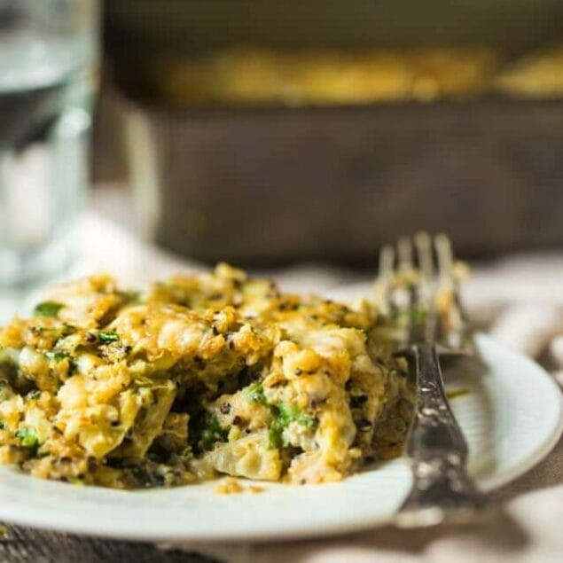 Spinach and Artichoke Quinoa Casserole with Cauliflower Alfredo Sauce - This creamy, gluten free quinoa casserole tastes like spinach and artichoke dip in a healthy, weeknight dinner form! No one will it has hidden veggies and is only 180 calories and 5 SmartPoints! | Foodfaithfitness.com | @FoodFaithFit