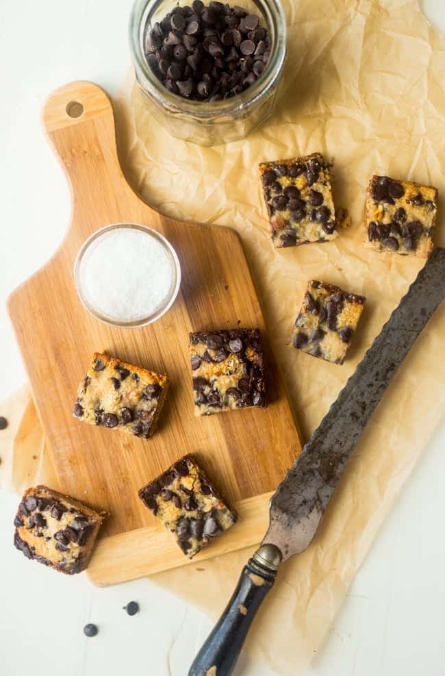 Vegan and Paleo Magic Cookie Bars - These magic cookie bars are a healthier remake of the classic dessert! You'll never know they're gluten, grain, dairy and refined sugar free! | #Foodfaithfitness | #Paleo #vegan #healthy #glutenfree #dessert