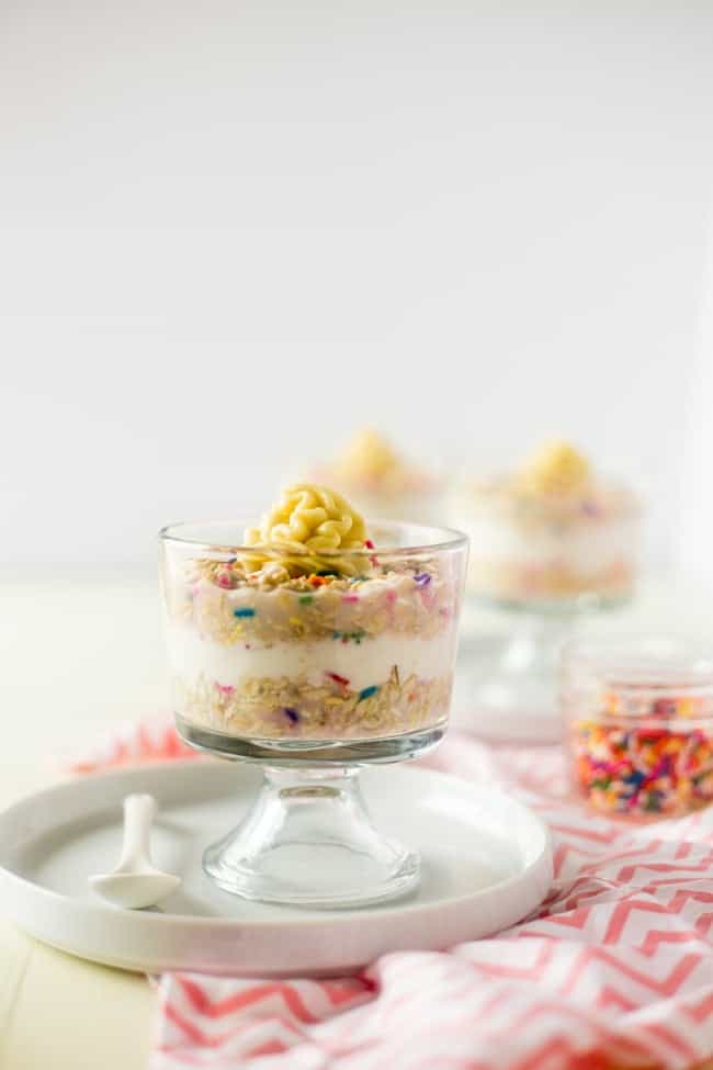 Funfetti Protein Overnight Oats - These taste like funfetti cake but are secretly healthy, packed with protein and have only 6 ingredients! They're an easy, gluten free make-ahead breakfast for busy mornings! | Foodfaithfitness.com | @FoodFaithFit
