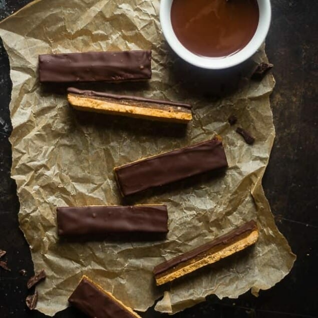 6 Ingredient Paleo and Vegan Homemade Twix Bars - You will NEVER know that these SUPER EASY homemade Twix bars are secretly healthy and gluten/grain/dairy and refined sugar free! | Foodfaithfitness.com | @FoodFaithFit