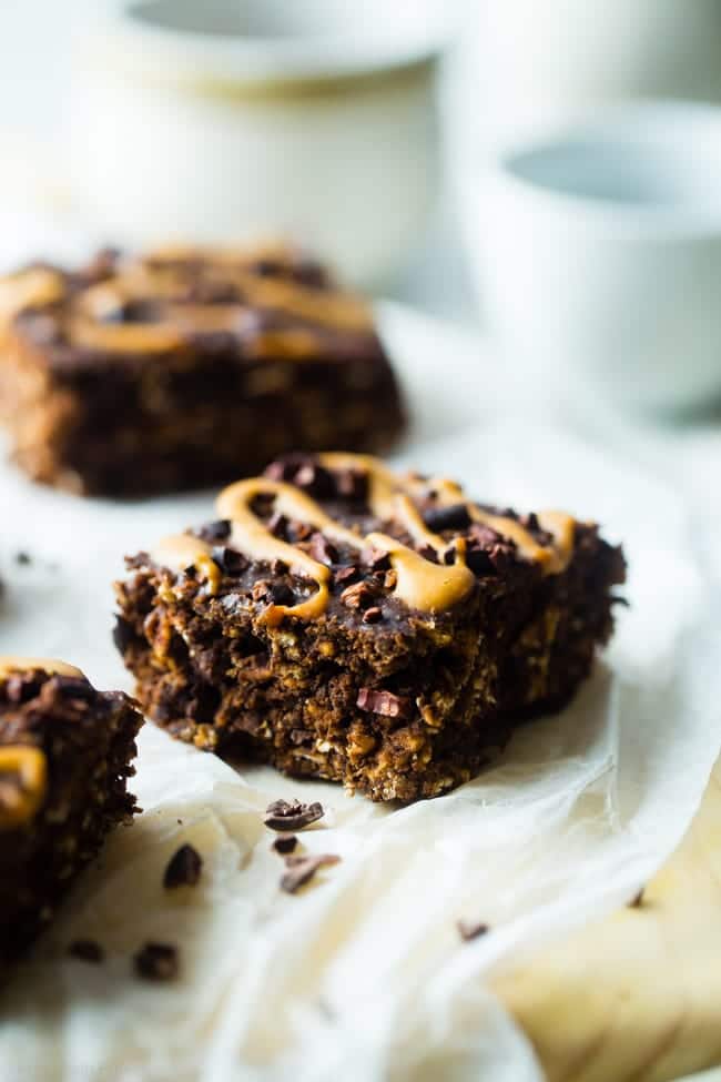 Vegan Banana Cacao Peanut Oatmeal Breakfast Bars - These gluten free oatmeal breakfast bars are made in one bowl! They're a healthy, easy, on-the-go breakfast that is vegan friendly and perfect for busy mornings or snacks! | Foodfaithfitness.com | @FoodFaithFit