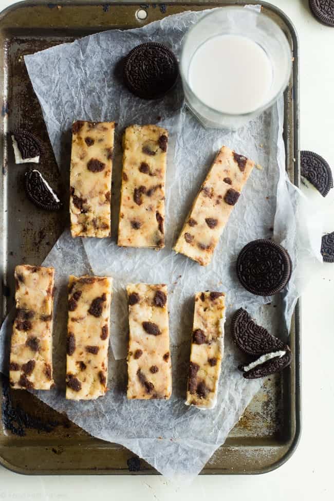 No-Bake Cookies and Cream Paleo Protein Bars - These no-bake cookies and cream paleo protein bars taste like the classic cookie! They're a healthy, gluten free and portable snack for busy days or back to school lunch boxes, that are so easy to make! | Foodfaithfitness.com | @FoodFaithFit