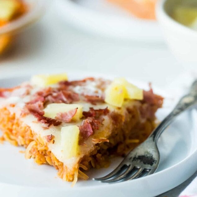 Hawaiian Baked Spaghetti Squash Casserole - This low carb, kid-friendly easy spaghetti squash casserole tastes like a Hawaiian pizza but with only 250 calories! It's a healthy, gluten free dinner that the whole family will love! | Foodfaithfitness.com | @FoodFaithFit