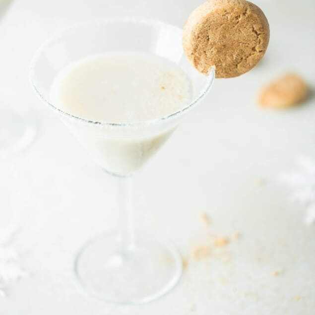 3 Ingredient Snickerdoodle Martini - This easy, 3 ingredient martini tastes like a snickerdoodle cookie! It's a creamy, healthier and dairy-free cocktail that is perfect to serve on Christmas! | Foodfaithfitness.com | @FoodFaithFit