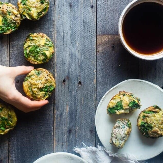 Whole30 Spinach and Artichoke Egg Muffins - These easy, 6 ingredient paleo spinach breakfast egg muffins are low carb, gluten free, and under 100 calories! Perfect for busy mornings! | Foodfaithfitness.com | @FoodFaithFit