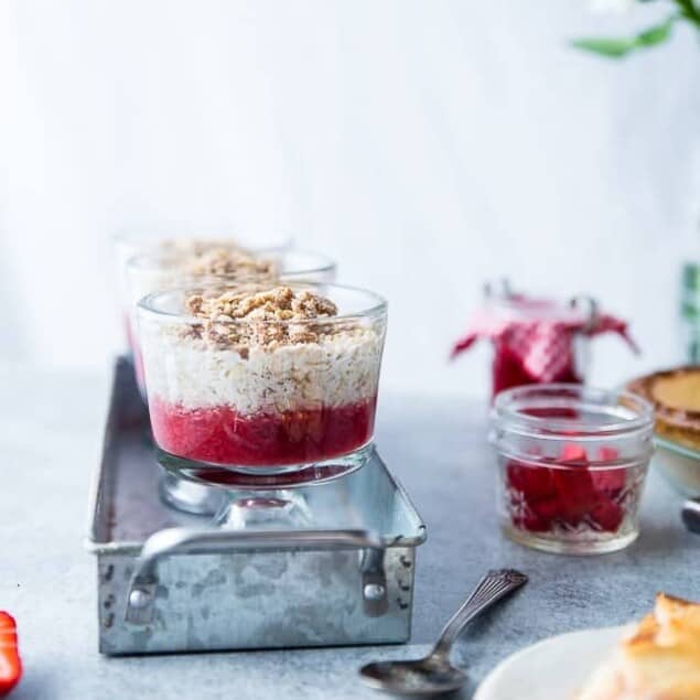 Strawberry Rhubarb Vegan Overnight Oats - These easy, gluten free overnight oats taste like waking up to a healthy slice of pie for breakfast! Make-ahead friendly and only 200 calories! | Foodfaithfitness.com | @FoodFaithFit