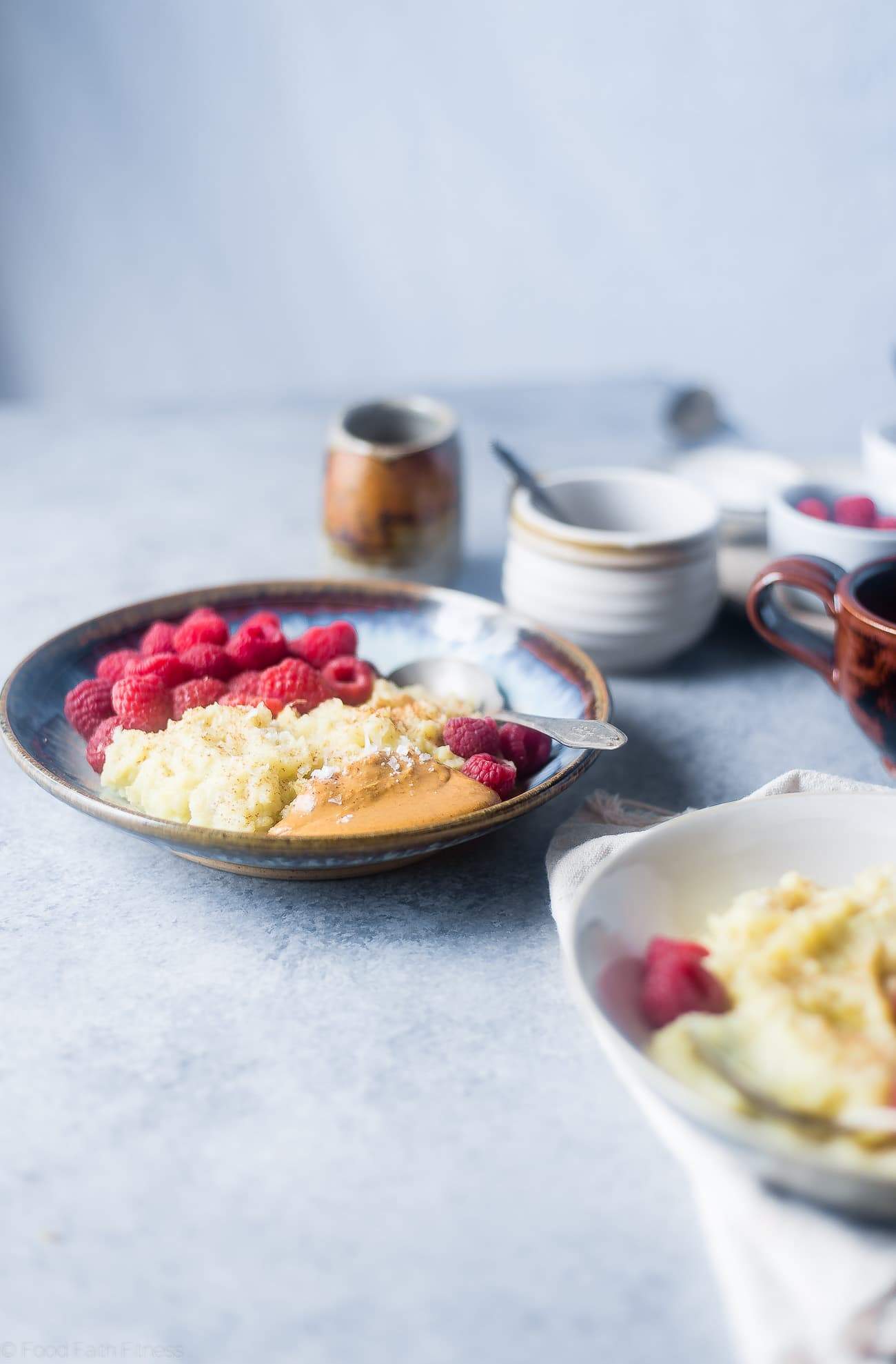 PB & J Sweet Potato Breakfast Bowl - This easy, 5 ingredient, paleo and vegan friendly breakfast bowl is a gluten free, whole30 compliant breakfast that is only 200 calories! | #Foodfaithfitness | #paleo #vegan #glutenfree #healthy #whole30