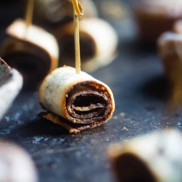 Vegan Cinnamon Roll Pinwheel Bites - This quick and easy bites tastes like a warm, ooey-gooey cinnamon roll, but without all the work! They're dairy and gluten free and ready in under 30 mins! | Foodfaithfitness.com | @FoodFaithFit