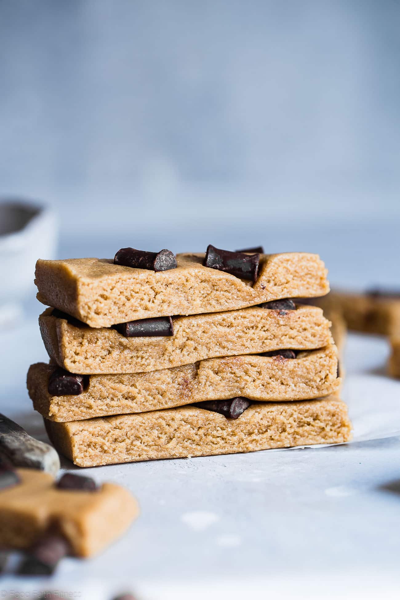 No Bake Paleo Protein Bars - These easy, no-bake homemade paleo protein bars are only 7 ingredients and are healthy, gluten, grain and dairy free! Perfect for on-the-go snacking for adults or kids! | Foodfaithfitness.com | @FoodFaithFit