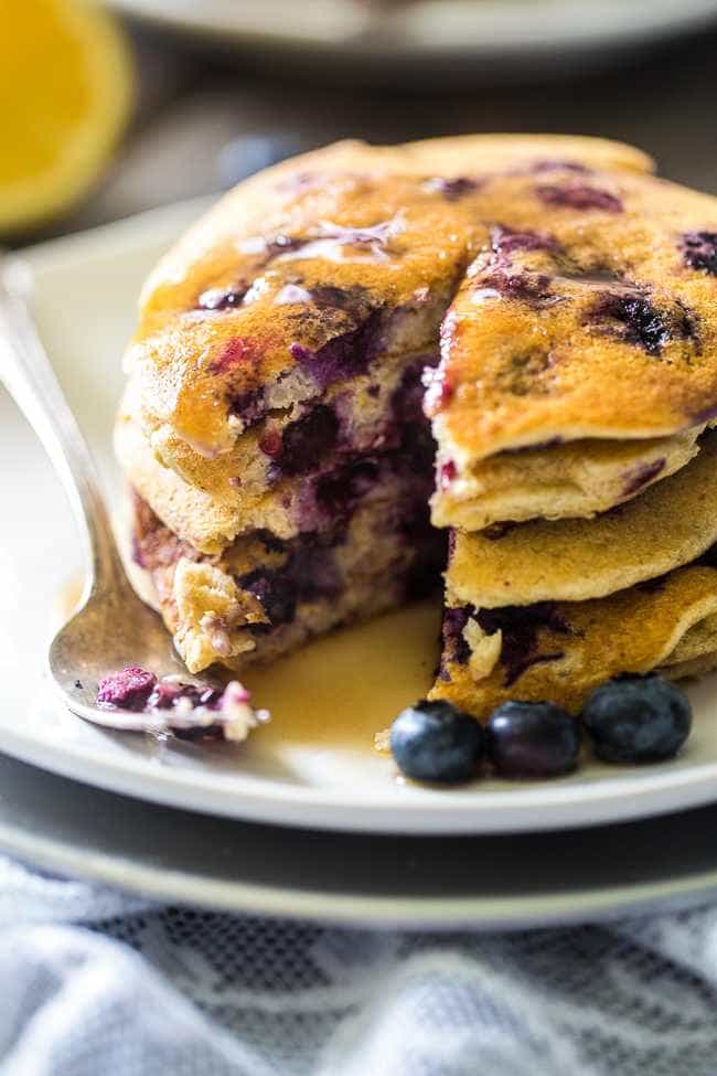 12 Healthy, Gluten Free Breakfasts with Greek Yogurt - Looking to start your day with some protein? Then you will love all 12 of these easy, healthy and kid-friendly breakfast recipes! | Foodfaithfitness.com | @FoodFaithFit