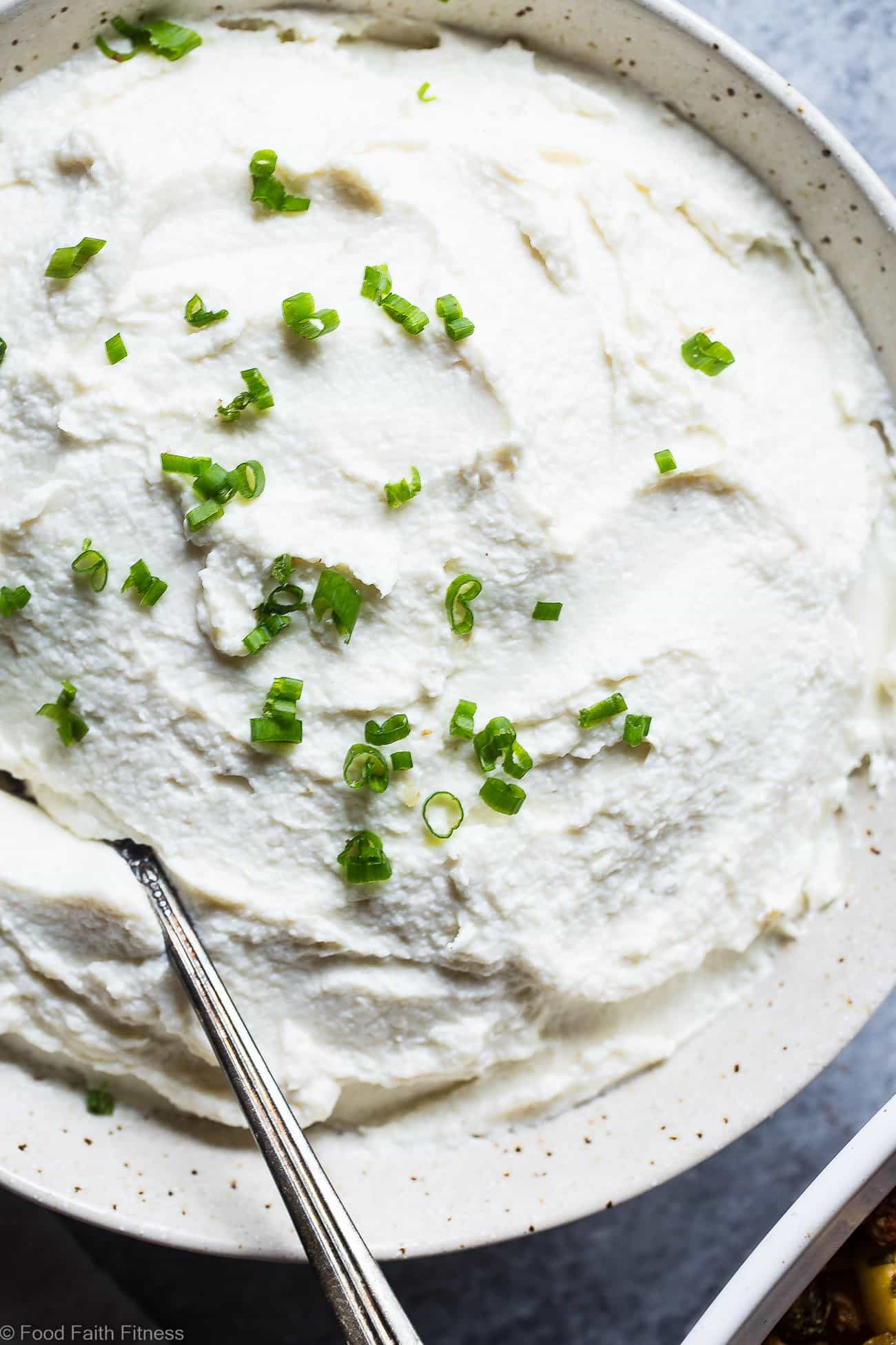  Healthy Garlic Mashed Cauliflower Potatoes - These 4 ingredient, keto"potatoes" are a vegan, gluten free and low carb side dish! They're only 70 calories, 2 Smartpoints and are a great way to get kids to eat veggies!  Perfect for Thanksgiving! | Foodfaithfitness.com | @FoodFaithFit