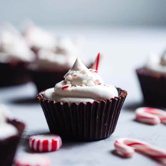 Dairy Free No Bake Peppermint Cheesecake Cups - A vegan-friendly, gluten, grain and dairy free dessert with no sugar added, that is only 6 ingredients! A healthy holiday treat for under 250 calories! | Foodfaithfitness.com | @FoodFaithFit