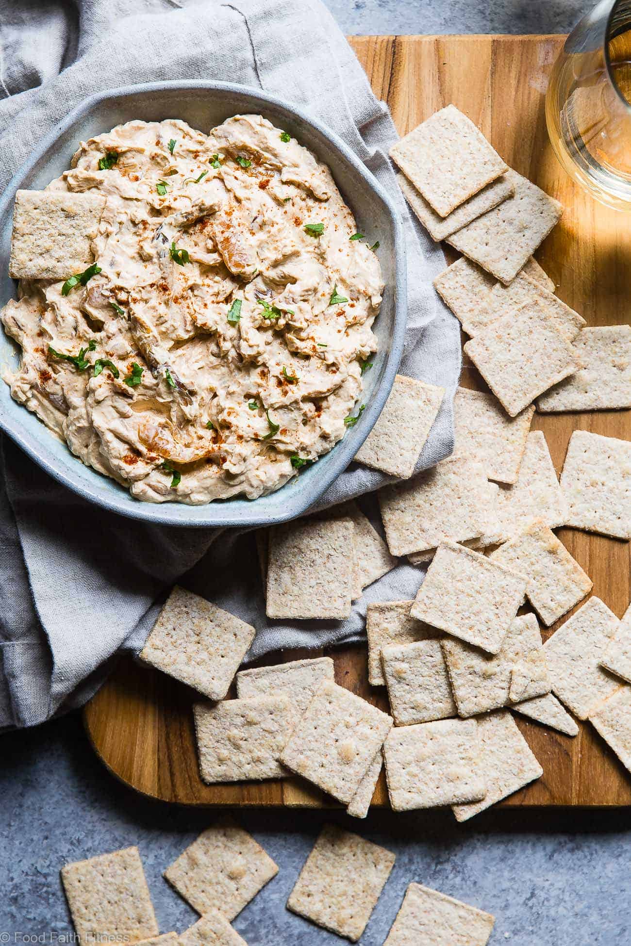 Easy Greek Yogurt French Onion Dip Recipe - This quick and easy homemade French onion dip is a healthy, low carb, gluten free and protein packed appetizer that is perfect for parties! Only 110 calories and so creamy! | Foodfaithfitness.com | @FoodFaithFit